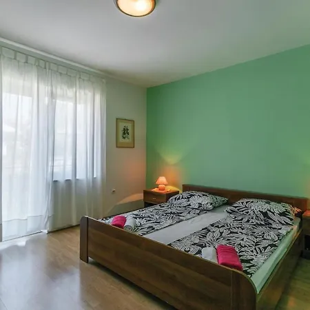 Lovely In With Kitchen Apartment *